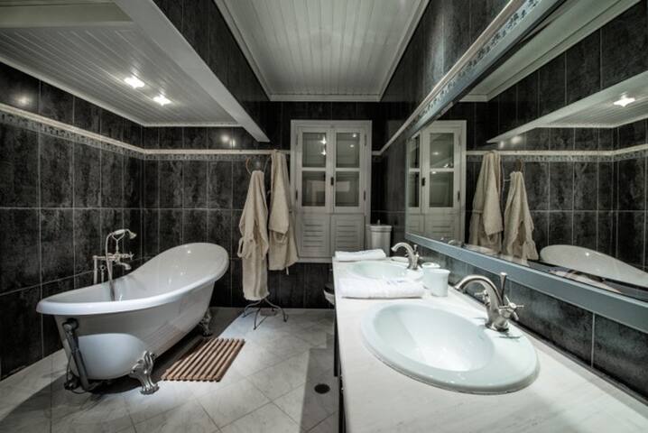 Lemuria Manor, Wine Dark Sea Villas gallery image 4