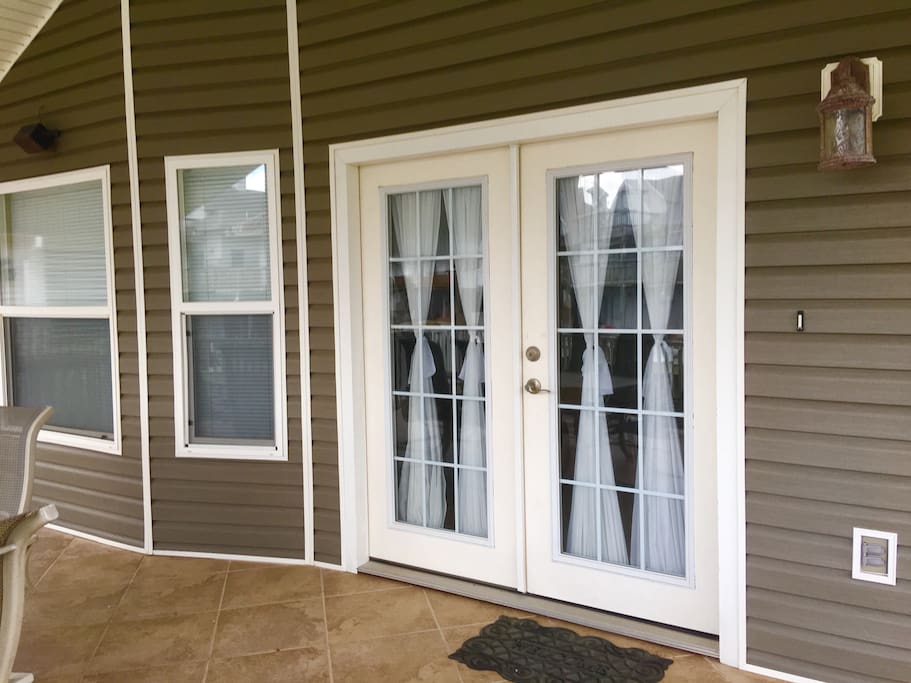 Double french door (overlooks water)