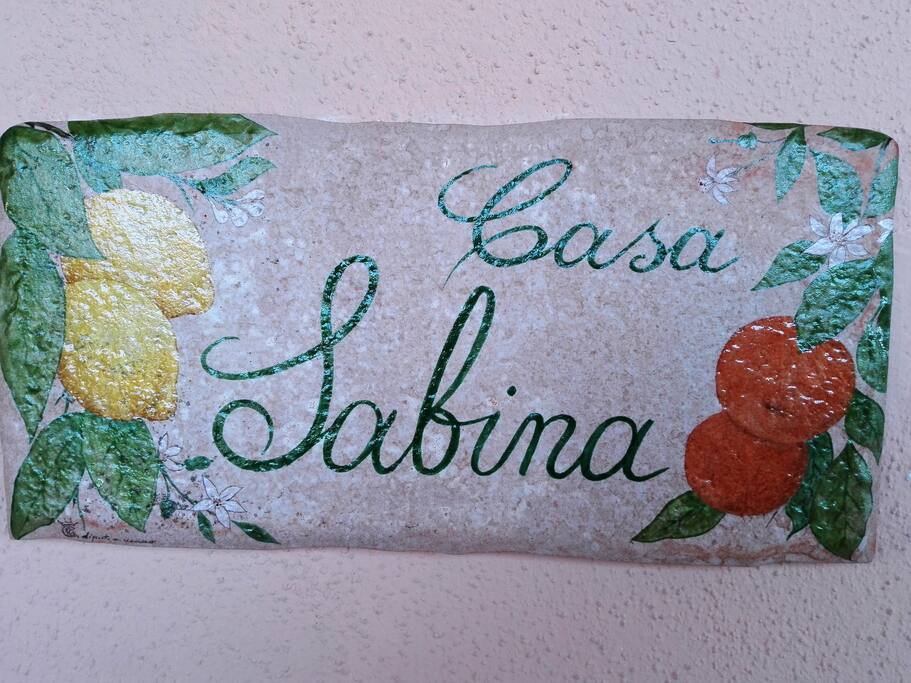 La targa che vi accoglie accanto alla soglia di casa/The plate welcoming you at the entrance