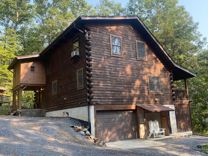 Luxury Log Cabin w/6 bds, HotTub & Theatre room Cabins for Rent in