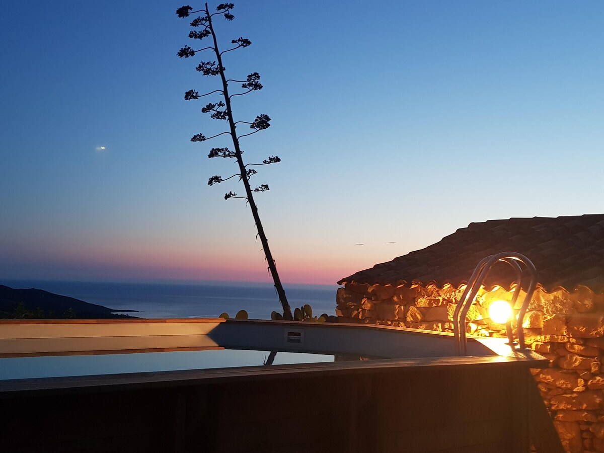 Leistungsstarkes Airbnb: Large Villa with Exceptional Sea View in Serra Di Ferro