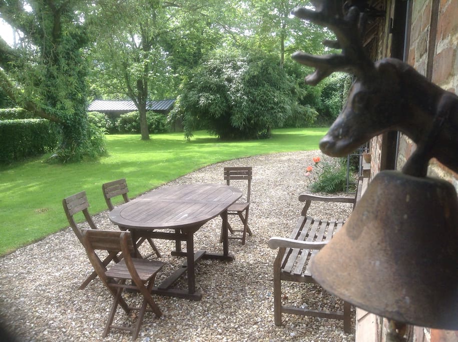 Mobilier de jardin en teck, barbecue et bois à volonté ...