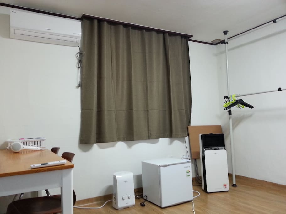 에어컨, 냉장고, 암막커튼, 가습기, 온풍기가 비치되어 있습니다.