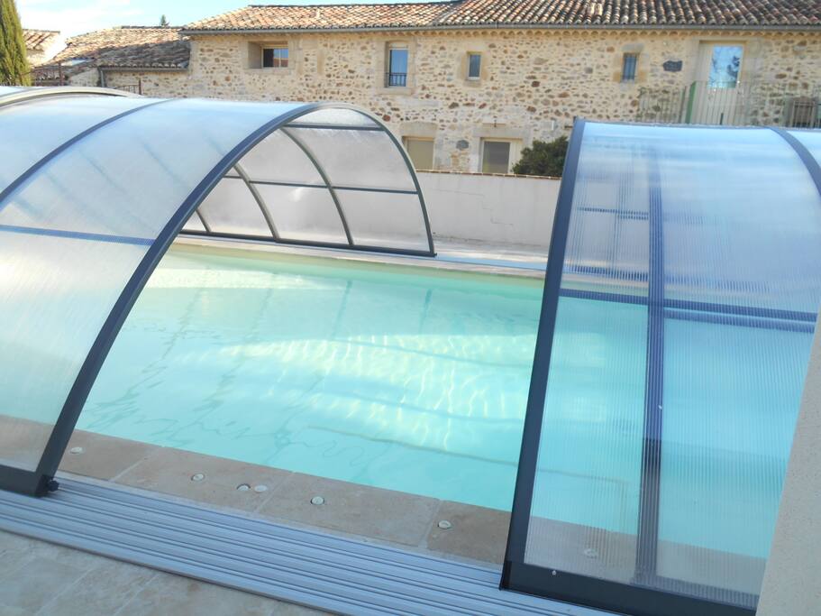 Abri de piscine coulissant en 1/2 saison et peut être replier complètement et été.