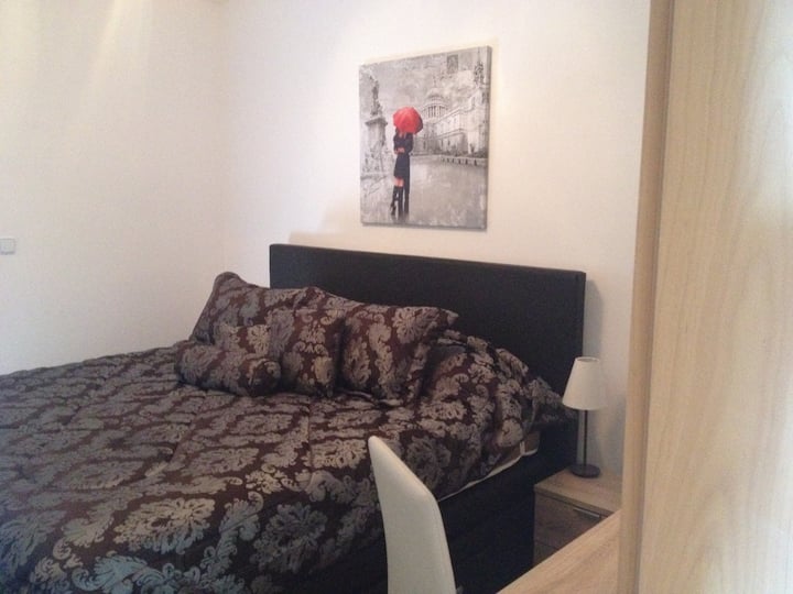 主卧配备加大双人床、卫生间、阳台，可欣赏海景和泳池景观