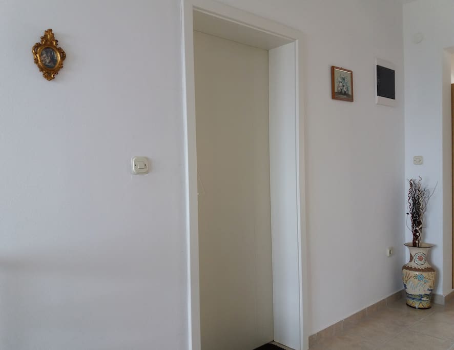 Separate entrance to the apartment
