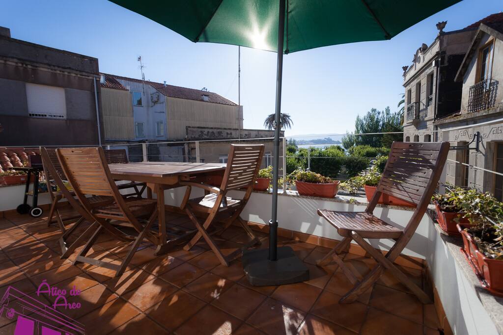 Mesa de madera con 6 puestos, ampliable.