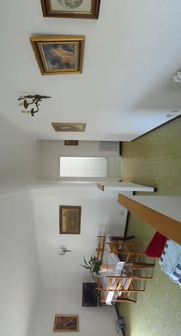 une petite partie du séjour avec la une chambre au fond