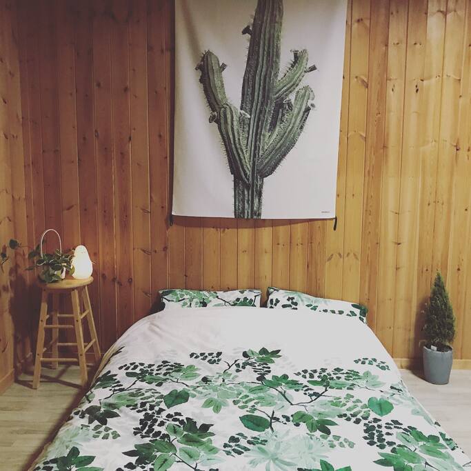 편안한 퀸사이즈 베드와 깨끗한 침구가 준비되어 있습니다.
A queen size bed with clean linen