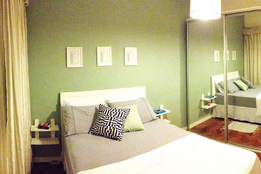 O nosso quarto tem uma cama super confortável e espaço no armário para suas coisas.