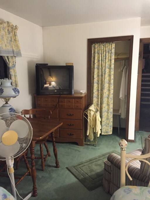 Tv & Closet