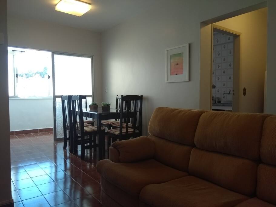 Sala de jantar com 6 cadeiras