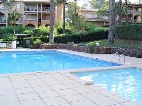 Popular Airbnb listing: Cozy studio apartment on the Saint-Raphaël Golf Course in Saint Raphaël