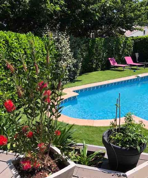 Beautiful house with large pool, 8 beds