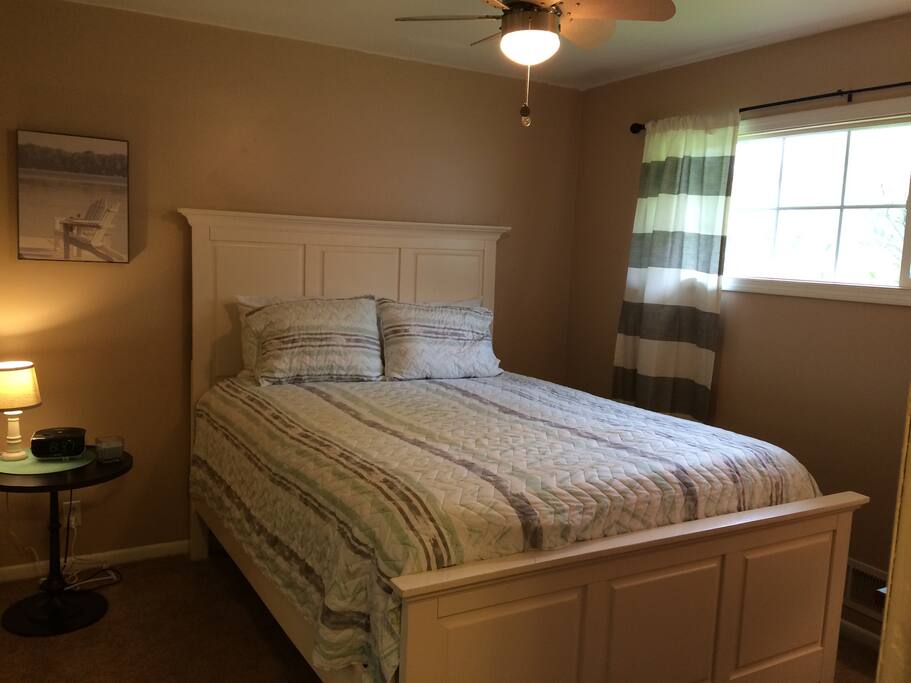 Bedroom with 1 queen bed