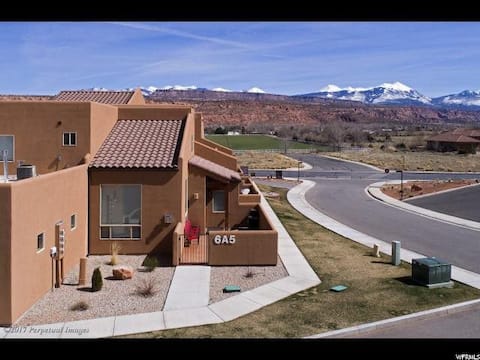 Cliff Rose Townhome Garage, Pool, sleeps 8-10