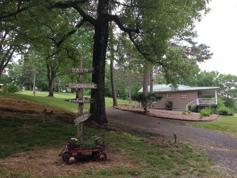 Large horseshoe driveway going behind cottage
