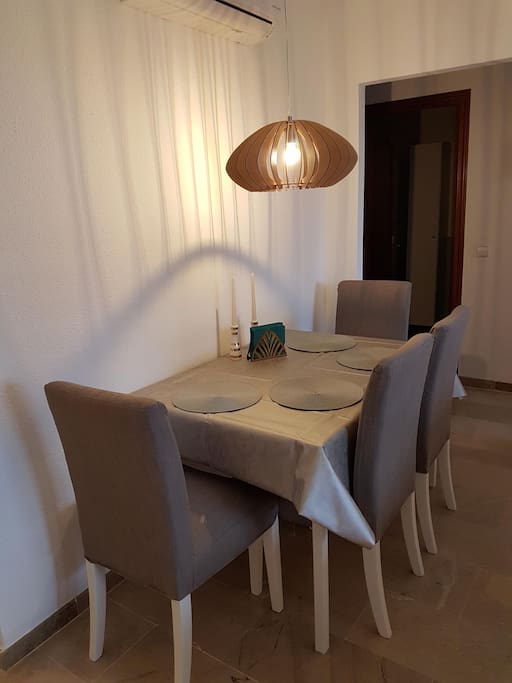Dining table - extendable (6 chairs)