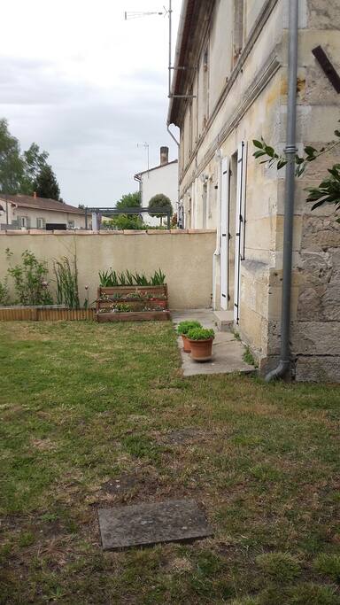 arrière de la maison avec pelouse
