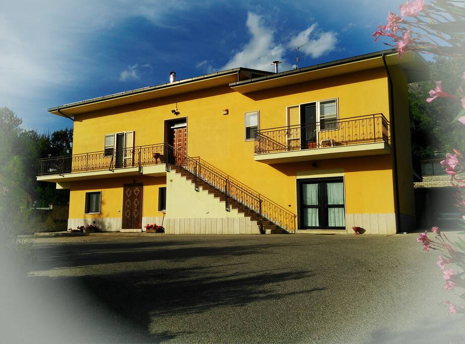 La struttura vista dal parcheggio