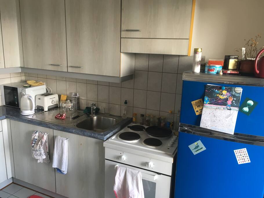 Kitchen amenities:
Fridge, sink, oven, cooking plate, microwave, toaster, kettle