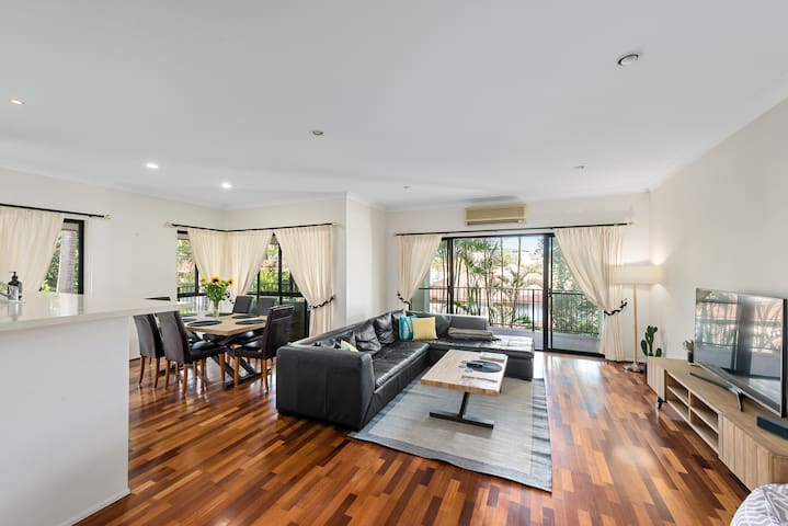 Spacious & Serene! 3Bed/2Bath/2+Cars ~ House