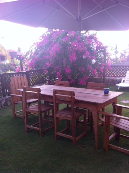 Hermoso y fresco jardín privado con acceso a la piscina