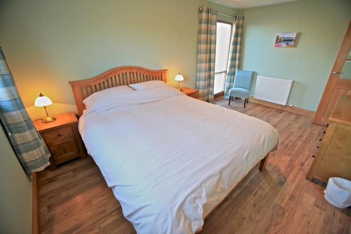 King sized bedroom