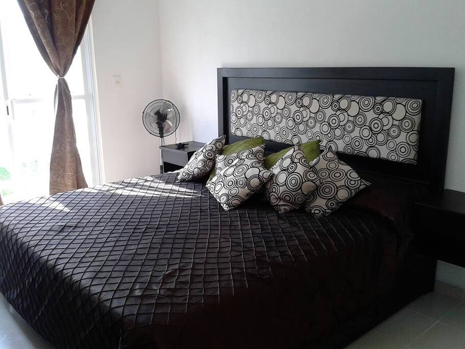 La habitación principal cuenta con cama tamaño ks.