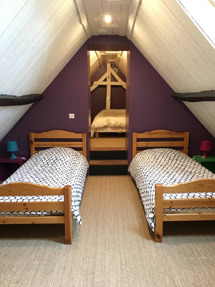 cama en el piso 90 y en la cama trasera 140.