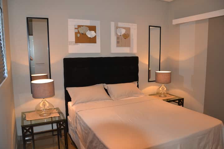 La chambre avec beaucoup d'espace autour du lit