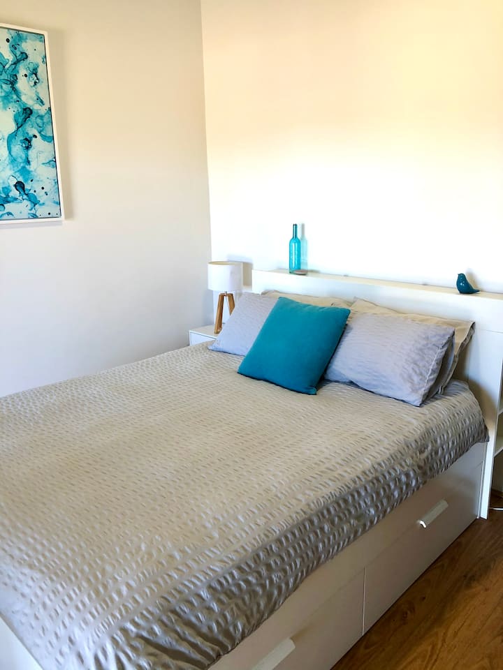 Საძინებელი სამი, 1 x Queen Bed, მდინარის ხედი, ტელევიზორი და კონდიციონერი.