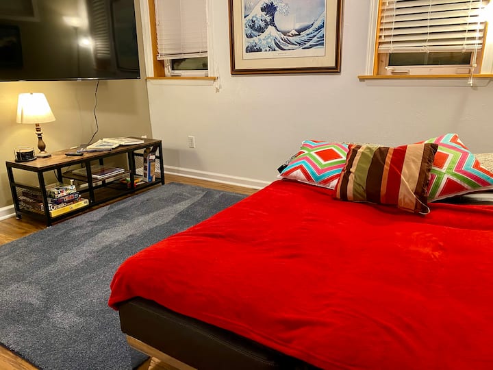 The Comfy Caribou: Charming Downtown Apartment - Anchorage, AK