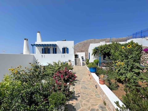 Beautiful cycladic house in Tholaria with garden