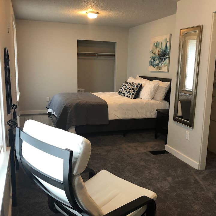 Dhomë gjumi kryesore me krevat dopio "queen", hekur dhe tavolinë hekuri. Të gjitha llambat në dhomat e gjumit kanë lidhje rigjeneruese. 