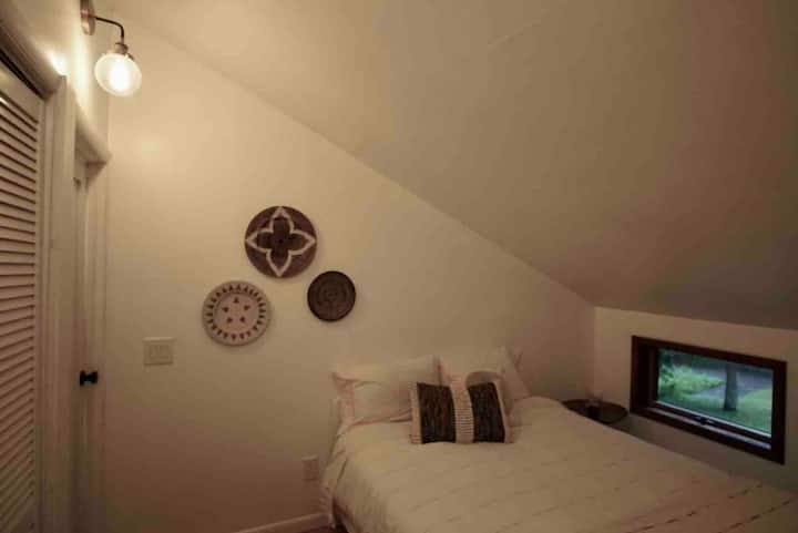 Dhoma më e vogël e gjumit lart pranë primarit. 