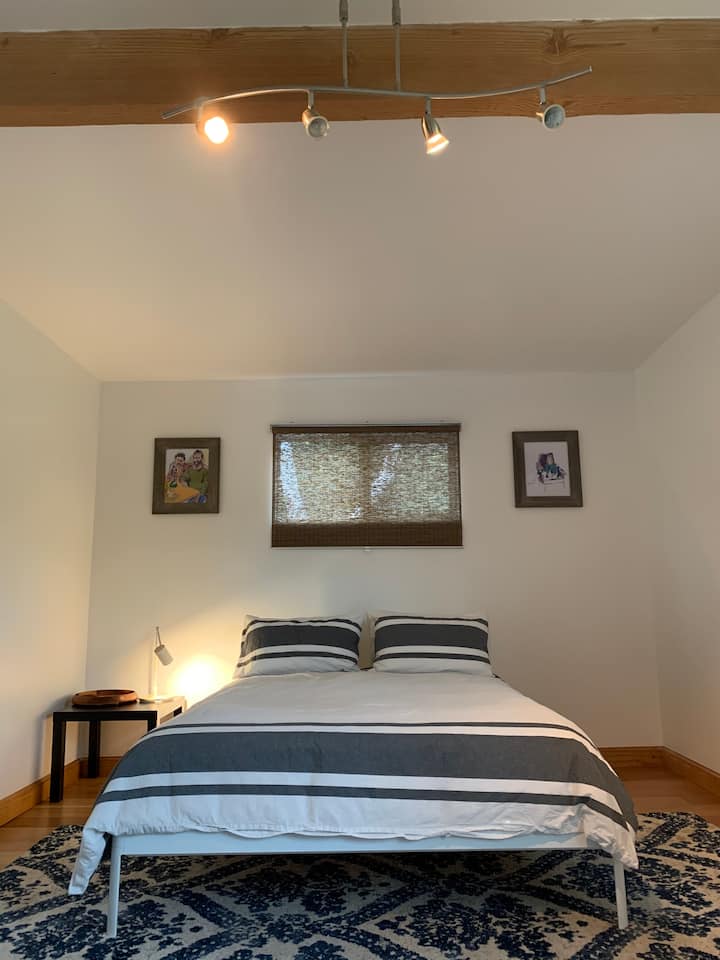 Guest room-space for desk