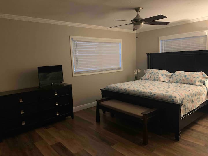 Glavna  spavaća soba
Bračni krevet (180x200)
1 komoda 
Stolić za 2 noći
Stropni ventilator sa svjetlom
Smart TV 
Novi zaslon na prozorima

