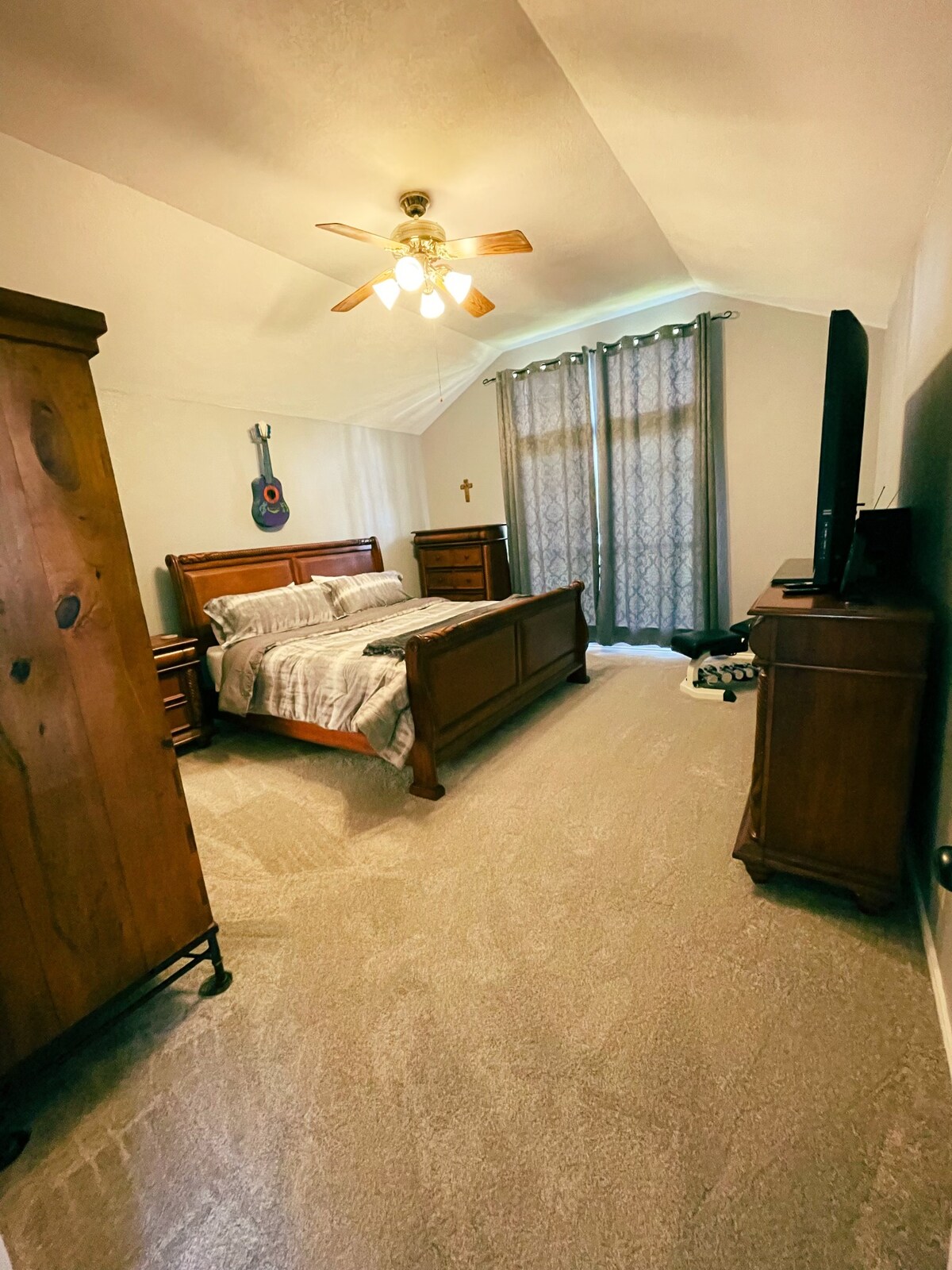 ห้องนอนใหญ่ชั้นล่าง - เชื่อมต่อกับห้องน้ำและห้องนั่งเล่น