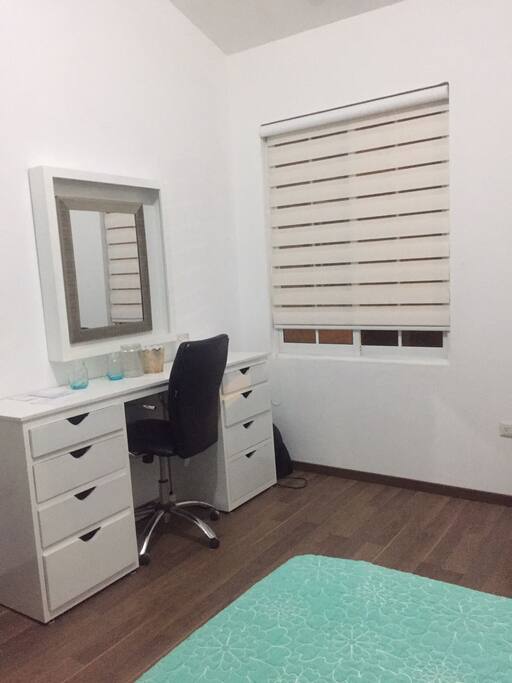 Este es el área de trabajo que se encuentra dentro de la habitación.