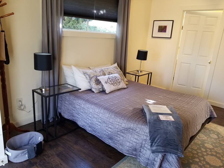 Queen Bed in bedroom
