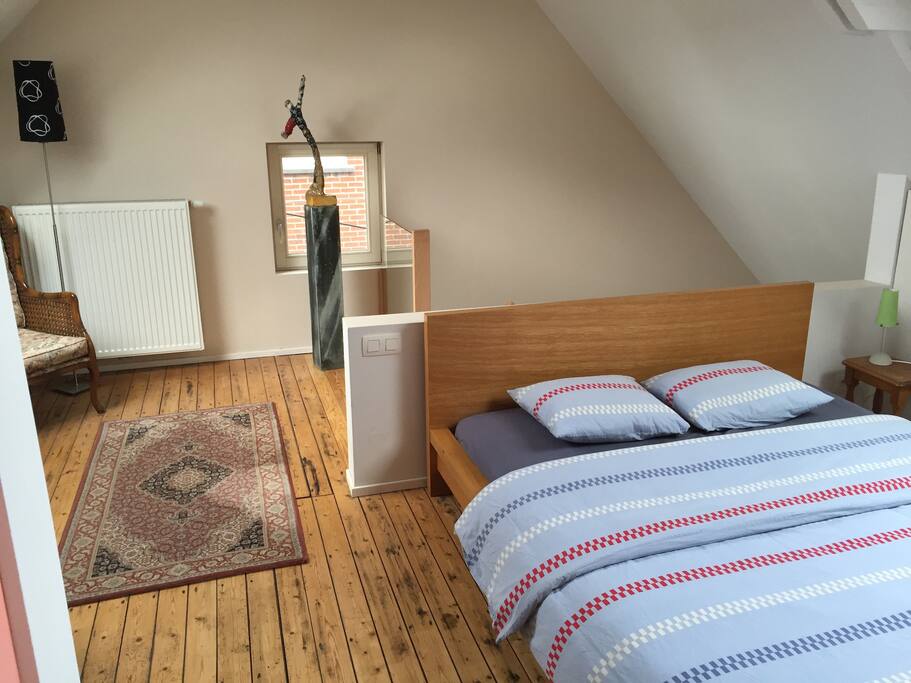 Mooie lichte zolderkamer (2de verdieping)