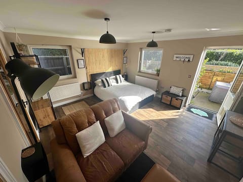 Top performing Airbnb: The Cwtch,Self Contained Coastal Annex Freshwater in Freshwater