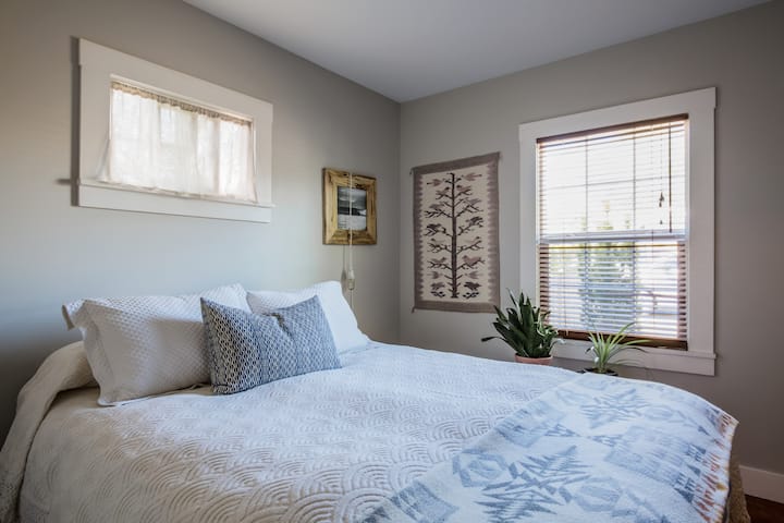 Bedroom 1 - 100% cotton sheets, down comforter, %100 cotton duvet and wool blanket 