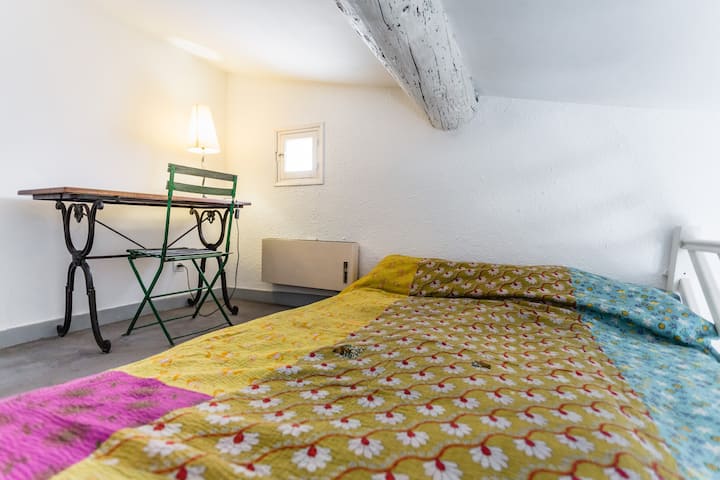 חדר שינה שני בקומת הביניים
חדר שינה שני