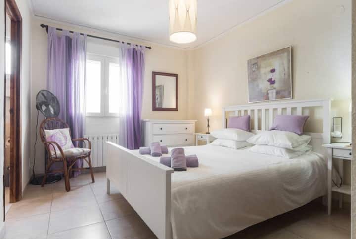 4间卧室，包括1间套房（ 2张双人床和2张单人床）和1间家庭浴室