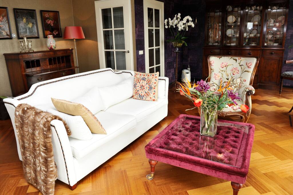 Bright and spacious living room with view on the IJ-river