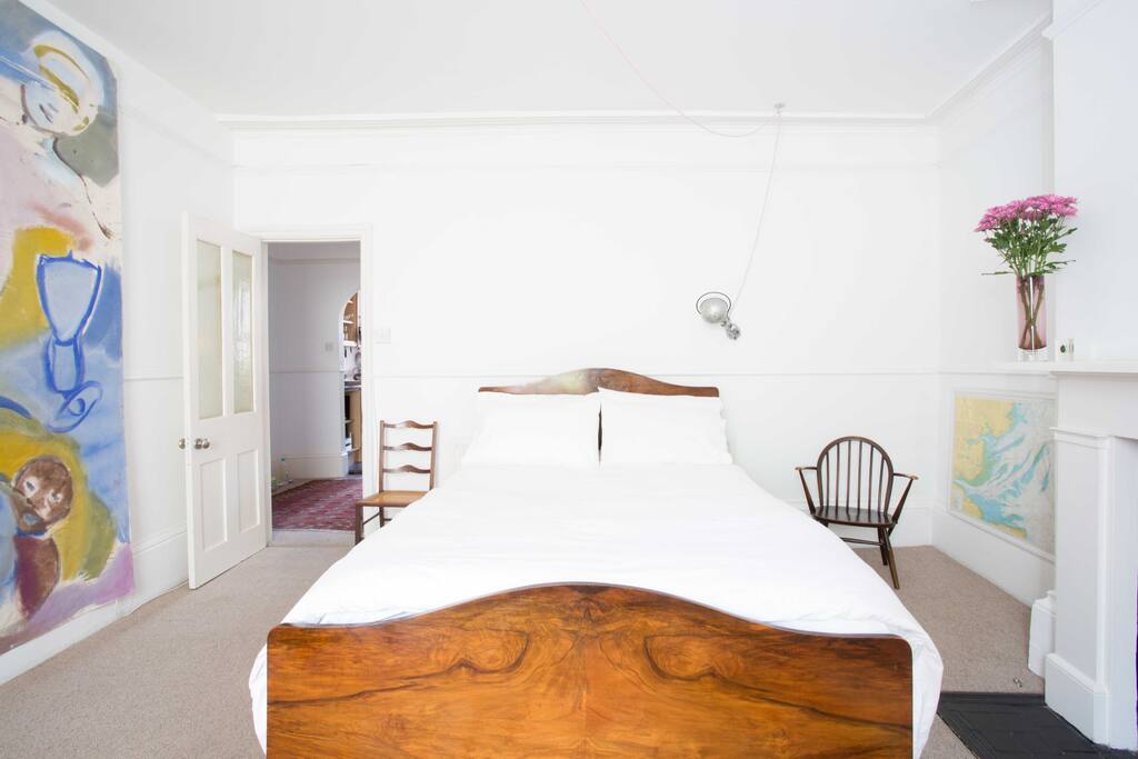 The main bedroom has confortable Queen size bed with fluffy mattress and pillows, and the softest Egyptian cotton bedding.