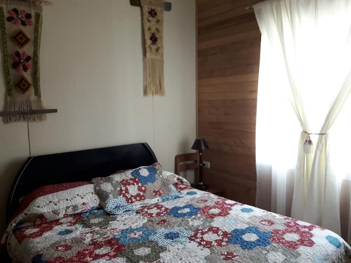 Dhomë gjumi kryesore me krevat dopio "queen".