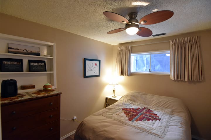 The Alder Room-Private Room in Guest Suite